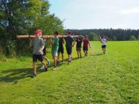 Tecko si pripravuje drevo na velky ohen.JPG